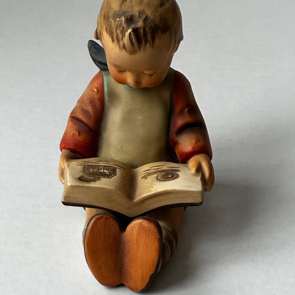 Hummel bookworm boy